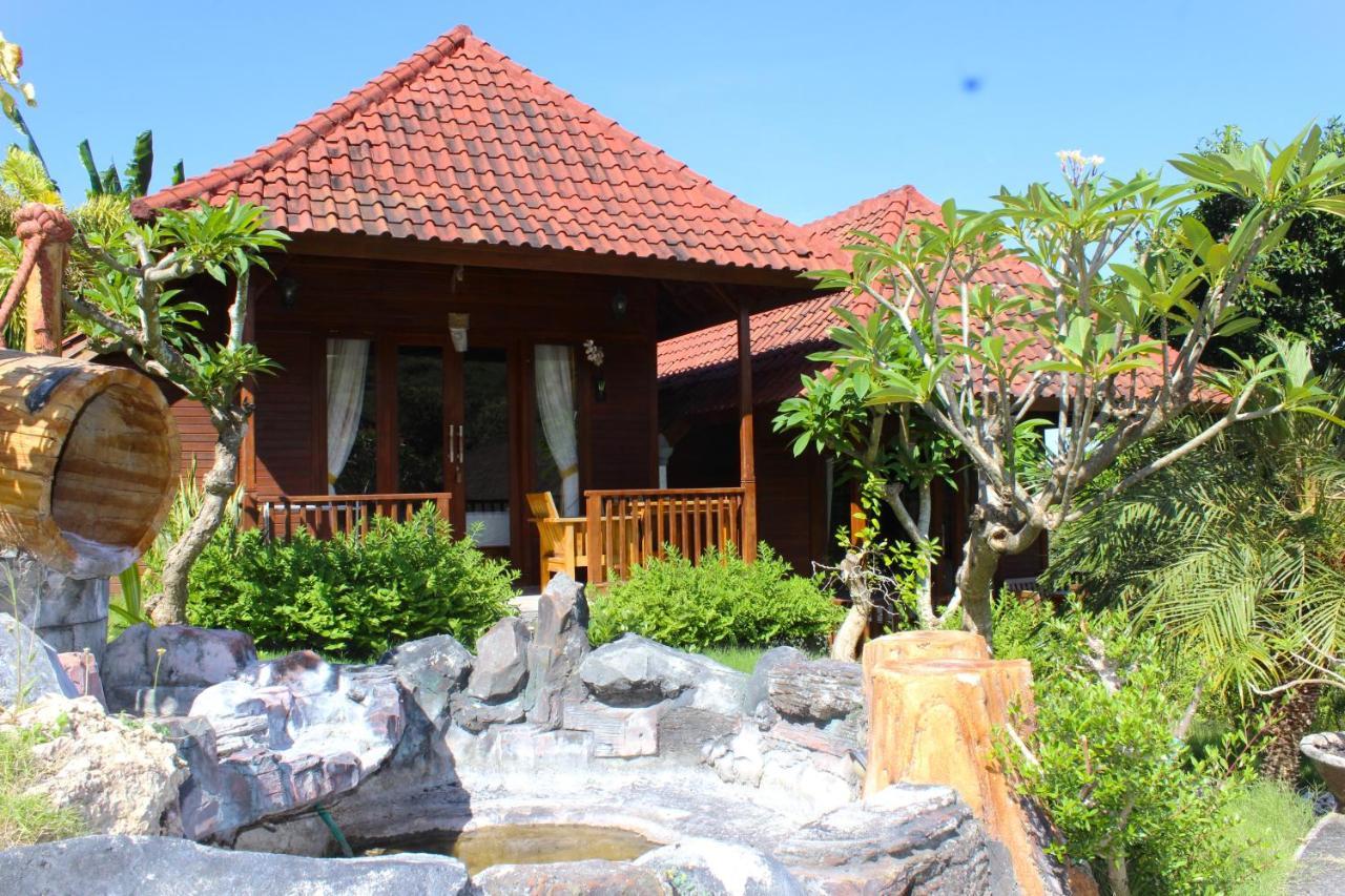 Bamboo Bungalow Jungle View Batununggul Exterior photo