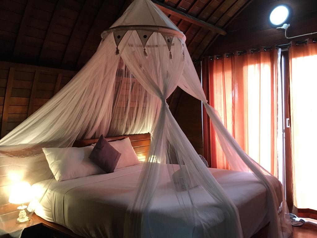 Bamboo Bungalow Jungle View Batununggul Exterior photo